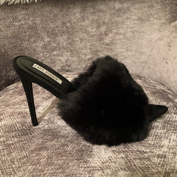 ❤️ 👠 SOLD!! Faux Fur mule heel 😍🥰😘 - Picture 7 of 8